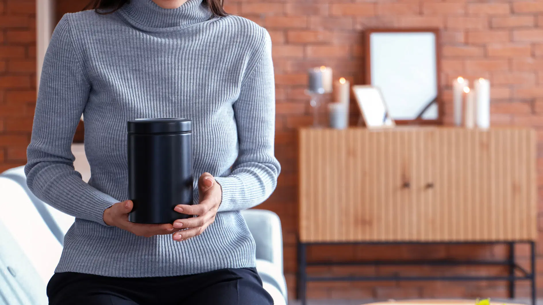 women save ashes at home without plan